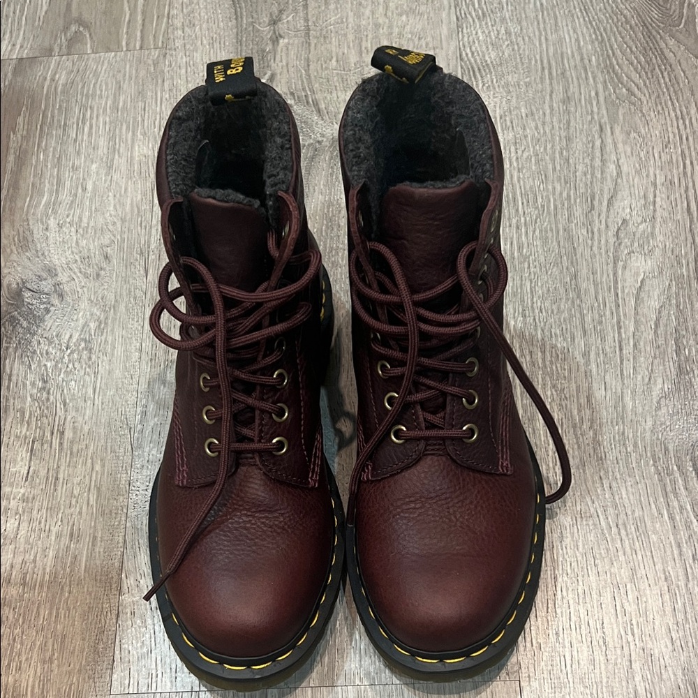 NWOT Dr. Martens Dark mahogony leather Boots lined! Size 8